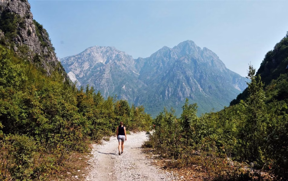 Hiking and car rentals in VALBONE