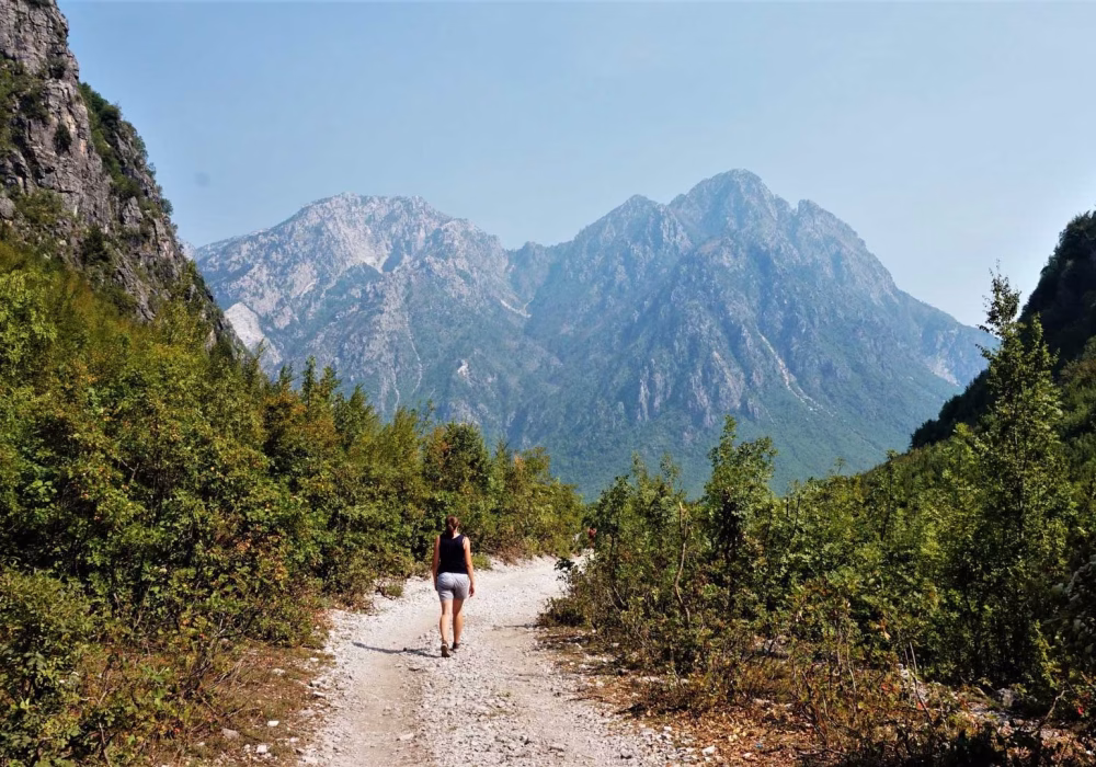 Hiking and car rentals in VALBONE